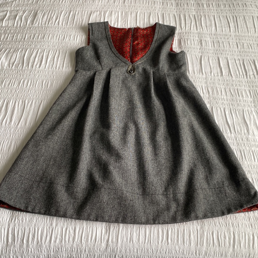 MX Jeans dark gray sleeveless jumper w zippered back & v neck. Fitted bodice. S
